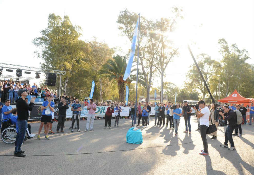 Marcelo-iza-la-bandera-3