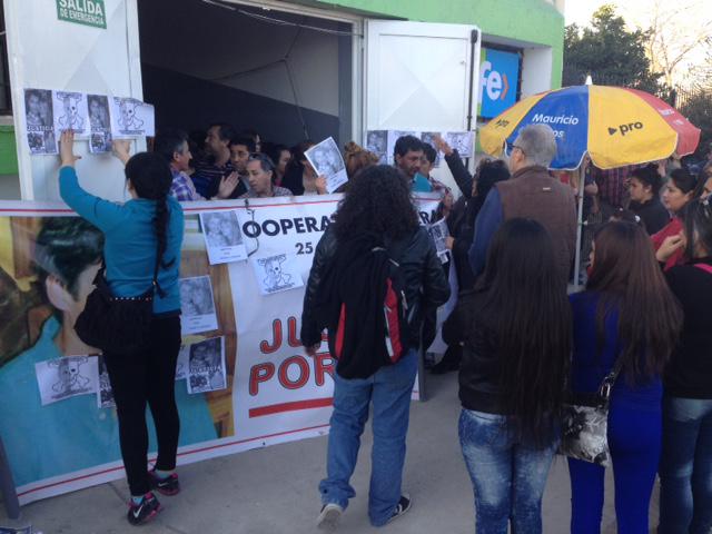 imagen Familiares del derrumbe de la Cooperativa Obrera.