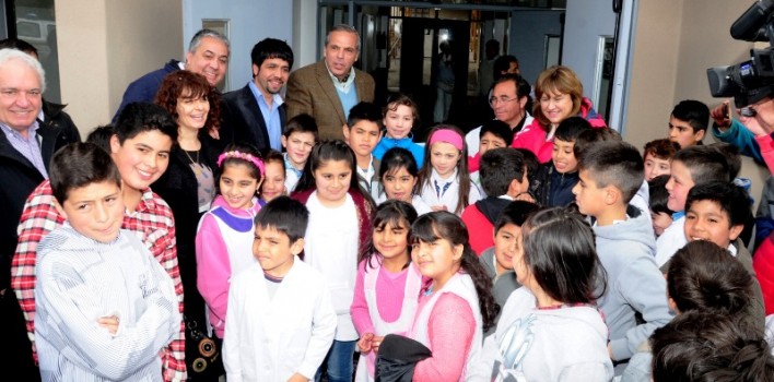 Archivo-Sapag-en-inauguración-Escuela-Nº-111-de-Va.Traful-708x350