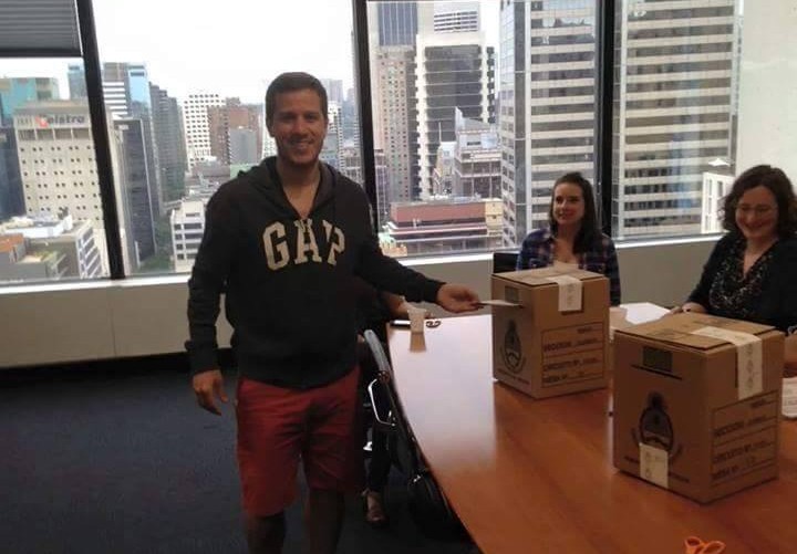 votante Argentino que vive en Sydney, emitiendo su voto.