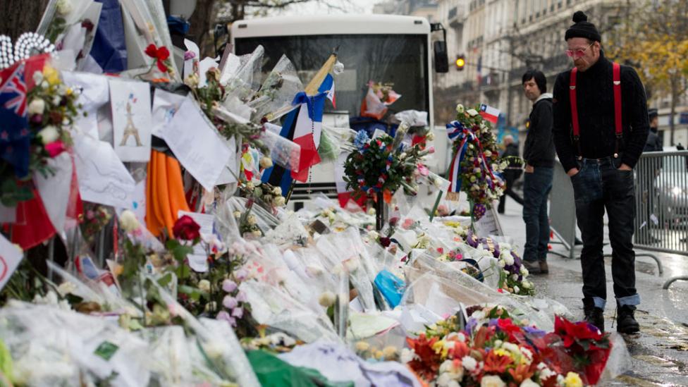 Eagles of Death Metal tocó en París y visitó el teatro Bataclan