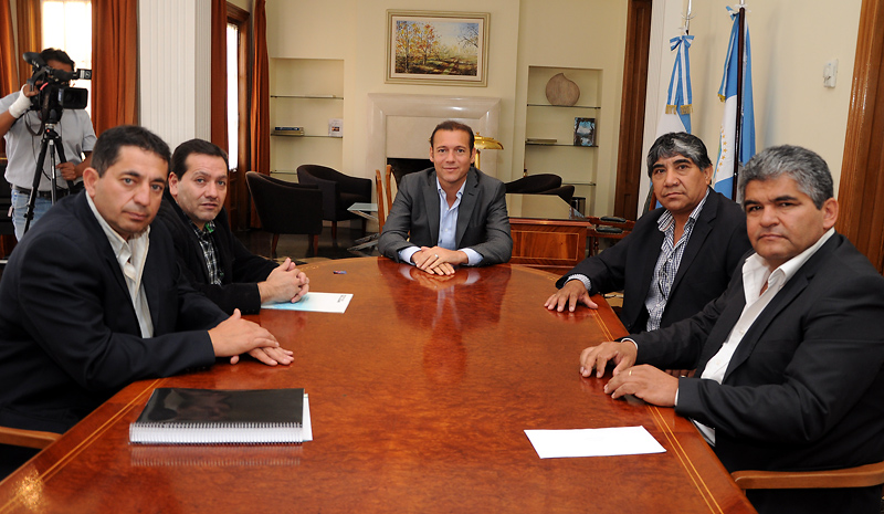 Neuquen. 10-XII_2015. Gobernador Omar Gutierrez recibe a intende