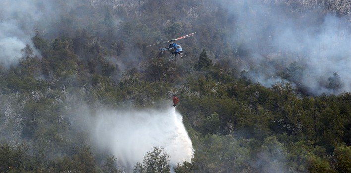 Helicoptero-neuquino-combatiendo-el-incendio-en-Cholila-Chubut-708x350