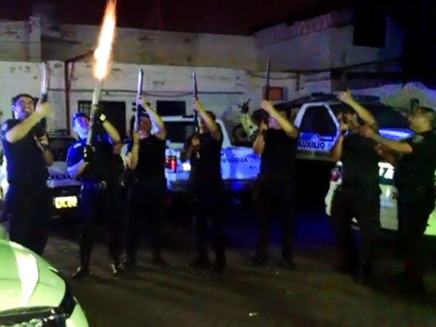 Filmaron a policías mendocinos festejando «a los tiros» la llegada de la Navidad