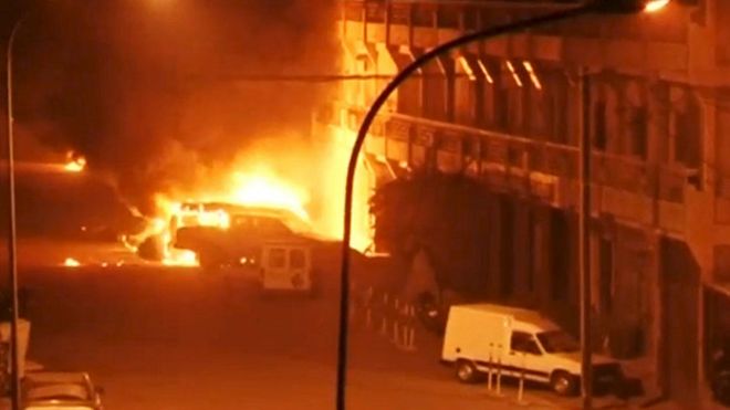 160116040726_segn_los_testigos_el_ataque_al_hotel_comenz_con_el_estallido_de_uno_o_dos_coches_bomba_624x351_reuters_nocredit