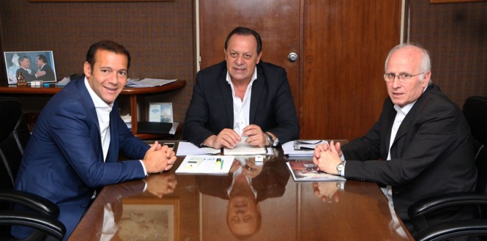 Gobernador-Omar-Gutierrez-junto-al-Ministro-de-Turismo-de-la-Naciòn-Gustavo-Santos-y-Jose-Brillo-708x350