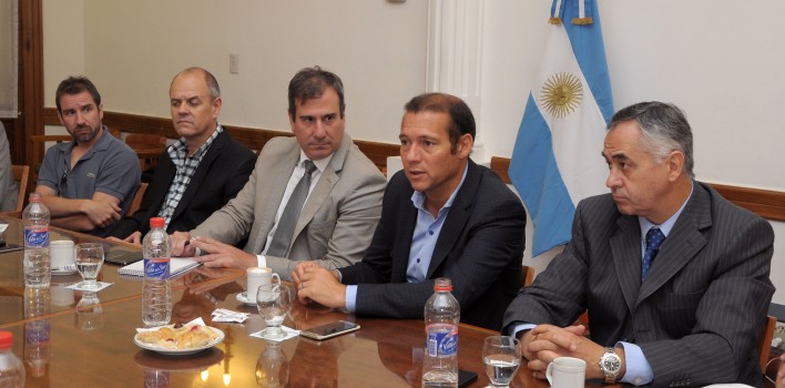 Gobernador-Omar-Gutierrez-reunido-con-el-colegio-de-profesionales-de-la-salud-2.2-708x350