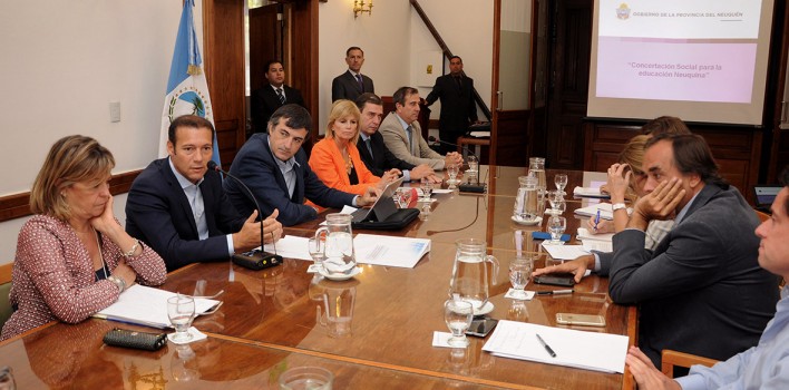 Gobernador-Omar-Gutierrez-reunido-en-mesa-de-trabajo-con-el-ministro-de-eduacion-de-la-nacion-Esteban-Bullrich-1-708x350