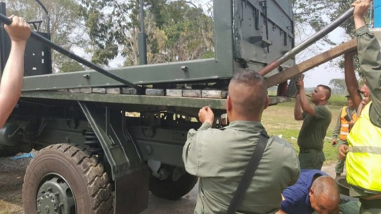 3 La droga iba oculta en la plataforma del camión.