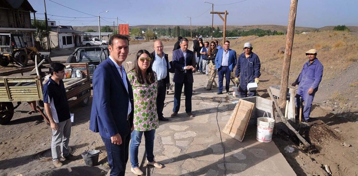 Gobernador-en-Loncopué-Recorrida-obras-de-iluminacióin-y-ciclovia.-708x350