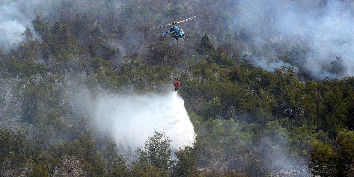 Helicóptero-se-suma-al-combate-de-incendios-forestales.