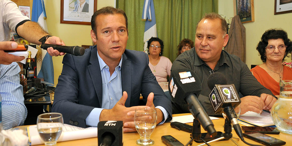 Omar-Gutiérrez-en-conferencia-de-prensa.-Senillosa