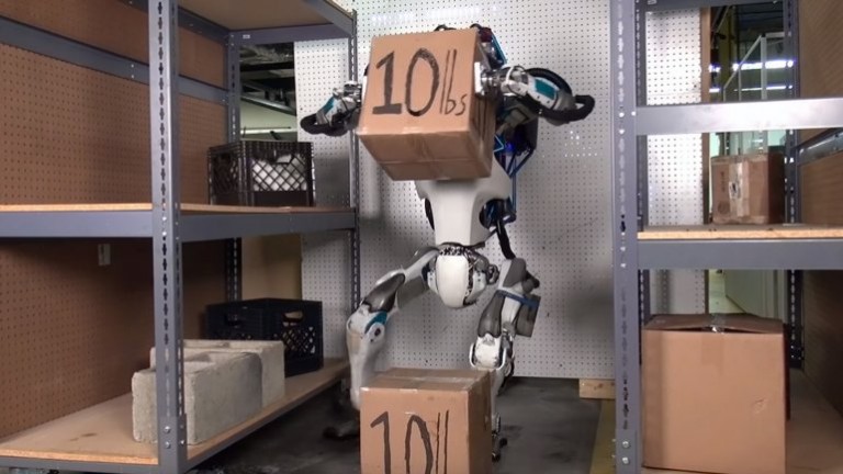 Atlas, ya camina solo y levanta objetos