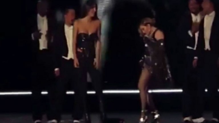 Madonna le bajó el top a una menor durante un concierto en Australia