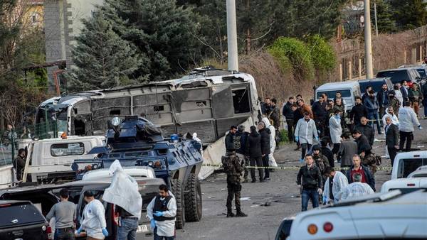 Coche-estacion-micros-Turquia-AFP_CLAIMA20160331_0145_28