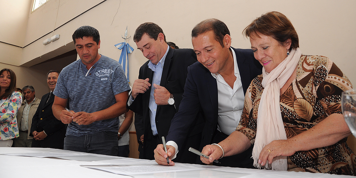Zapala 29-03-2016 Gobernador Omar Gutierrez firma convenio opera