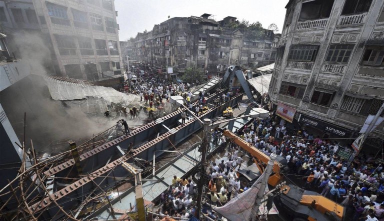 Derrumbe y muerte en la India