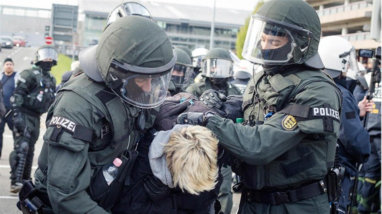Militantes de izquierda detenidos en el Congreso Nacional del partido de derecha populista
