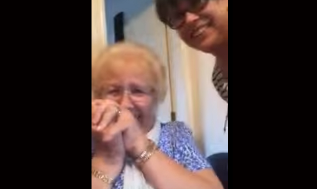 Anciana descubre aplicación y se convierte en viral
