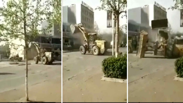 Insólita pelea entre excavadoras en una calle de China