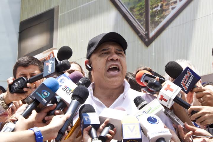 Chavistas golpearon a un dirigente opositor luego de una manifestación por la crisis energética