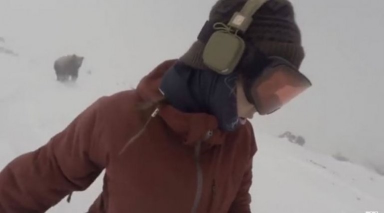 Hacía snowboard escuchando música y no se dio cuenta que un oso la perseguía