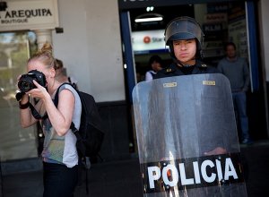 A la Robocop: El baile de la policía peruana