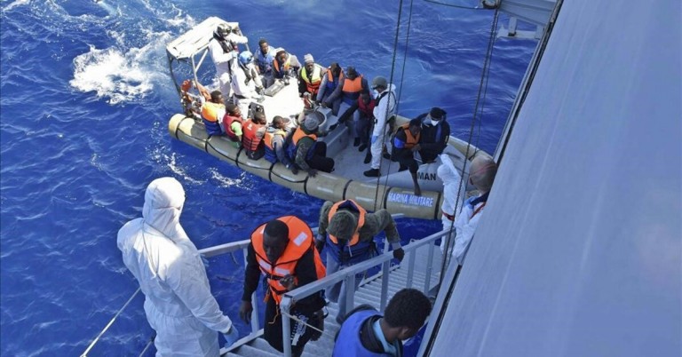 Viralizan video de la Marina italiana rescatando refugiados