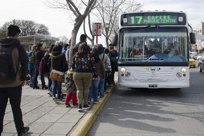 Comienzo de circulacion de los ramales 2 y 17 a cargo de la empresa P