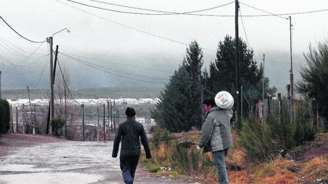 Reparto de garrafas sociales en los barrios de Bariloche