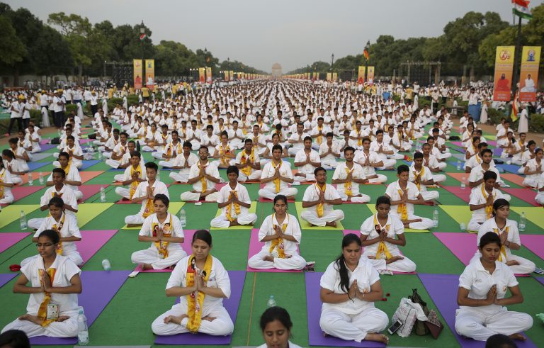 Más de 30 mil personas se congregaron para practicar yoga en la India