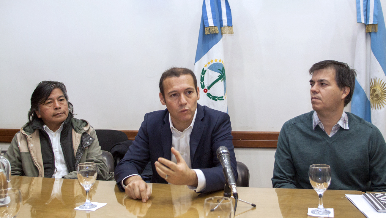 Gutierrez-con-referentes-de-grupo-de-dialogo-Neuquino_5255