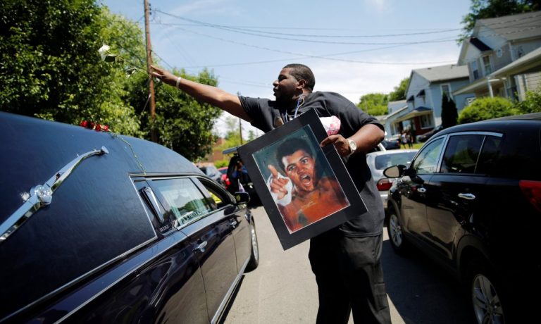 Emotiva reacción de un pequeño fanático en el funeral de Muhammad Ali