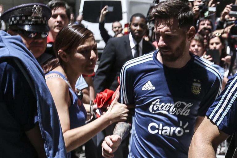La fanática mexicana que se abalanzó sobre Messi aseguró que no quiso lastimarlo «Me siento mal por haberlo rasguñado»