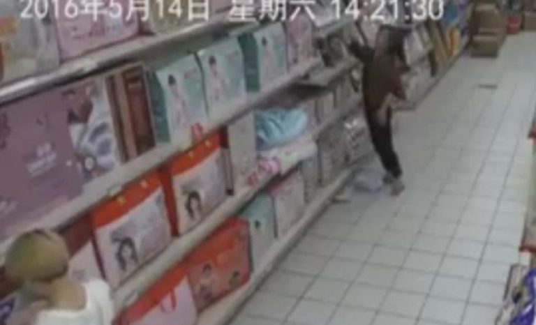 Mujer ‘poseída’ causa pánico en un supermercado