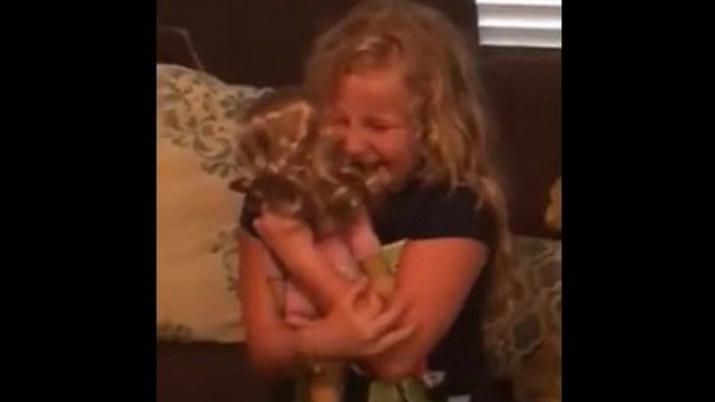 La emoción de una nena que recibe una muñeca con una prótesis