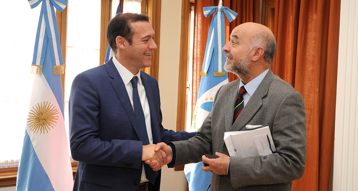 web-Cabeza-Gobernador-Omar-Gutierrez-junto-a-consul-Chileno-DSC_0148