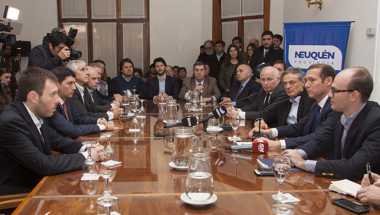 Neuquén 01-07-2016... el Gobernador Omar Gutierrez presentó pa