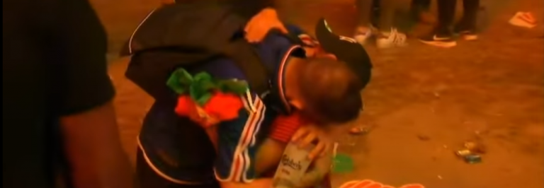 Actitud de campeón: Un pequeño portugués consoló a un joven francés