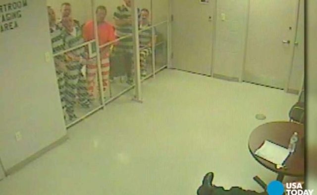Presos escapan de su celda para salvarle la vida al policía que los custodiaba
