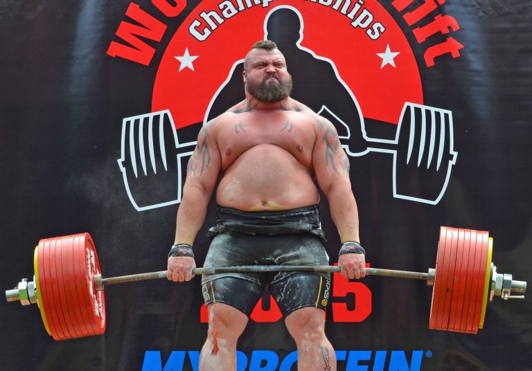 Al ‘hombre más fuerte del mundo’ le explotaron las venas de la cabeza levantando 500 kilos