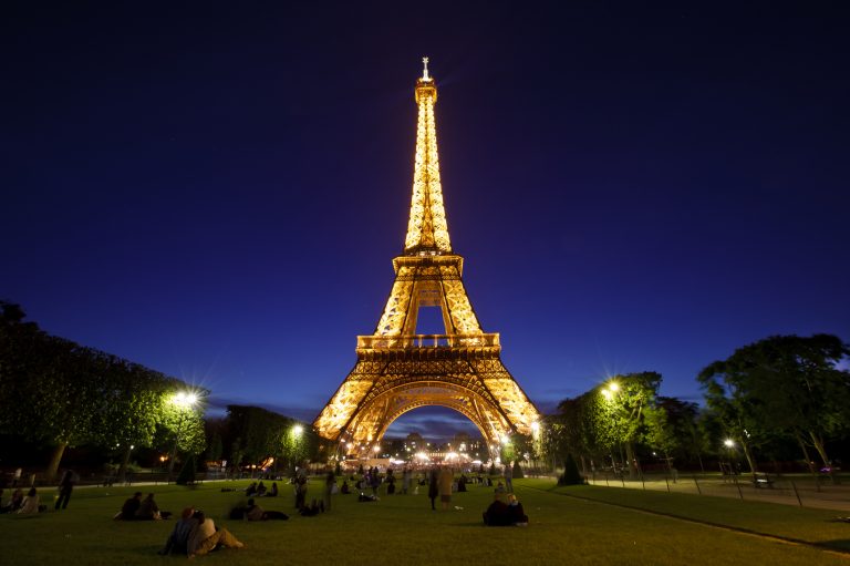 Escalaron la torre Eiffel sin equipo de protección