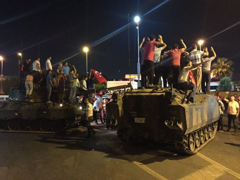 Intento de golpe en Turquía deja al menos 265 muertos