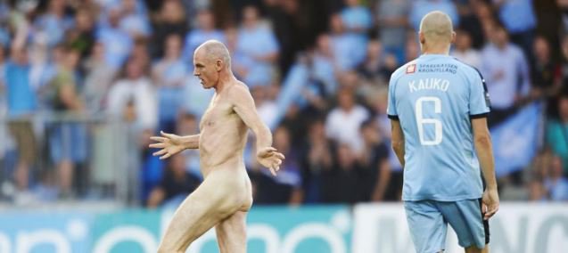 Excampeón del fútbol europeo entró desnudo a una cancha y realizo posturas de Yoga