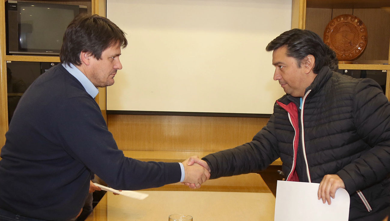 Minis Mariano Gaido Firma acuerdo salarial con gremio UPCN