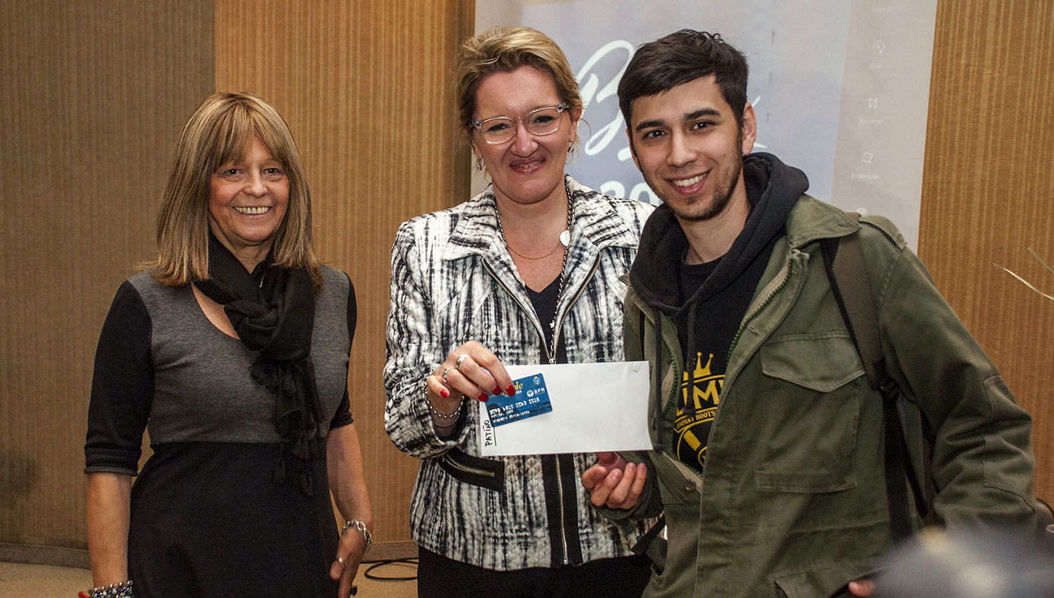 Neuquen 18-08-16 Cristina Storioni Ministro de educacion entreg
