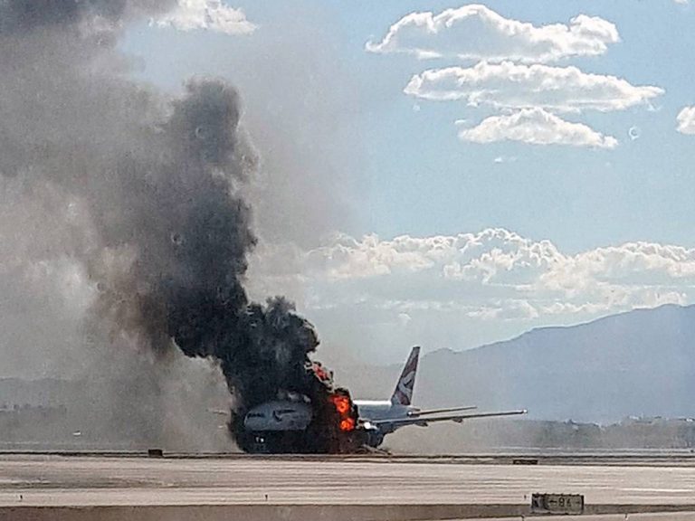 Se prendió fuego un avión en el aeropuerto de Dubai