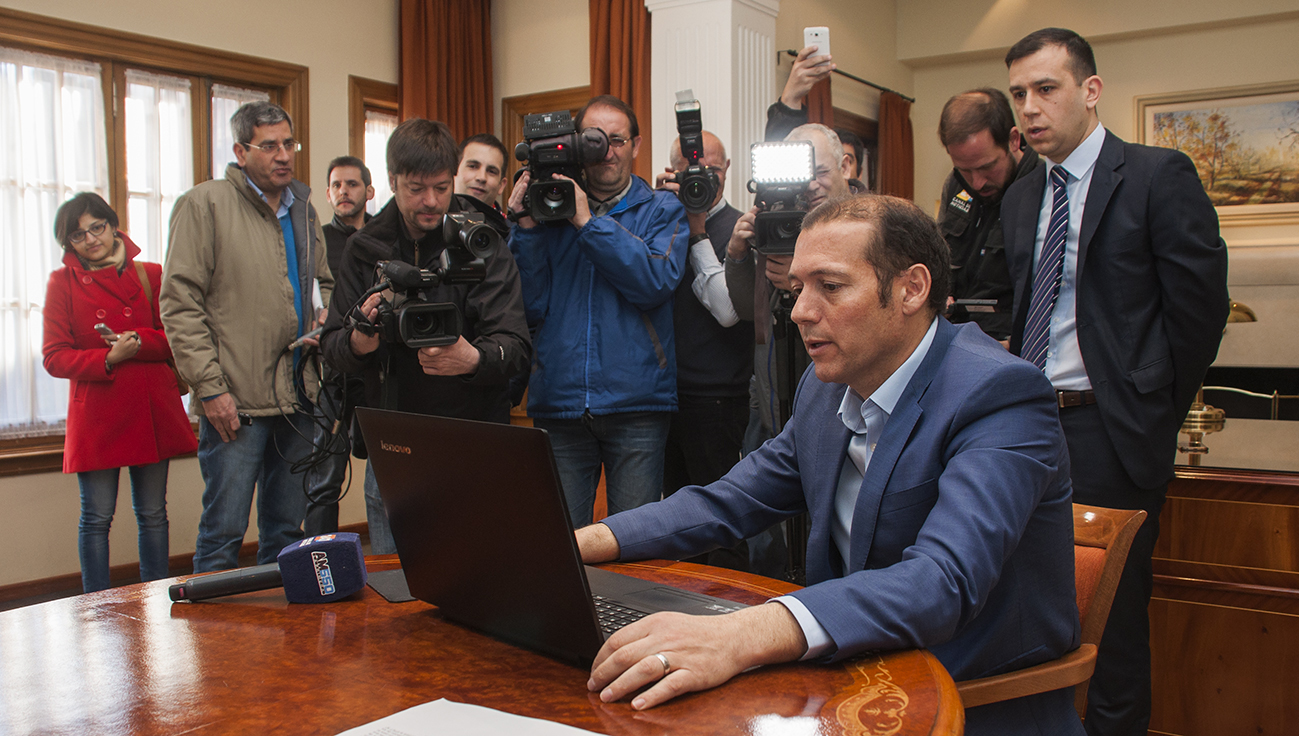 05-09-2016... Neuquen, Casa de Gobierno...Primer decreto con Fir