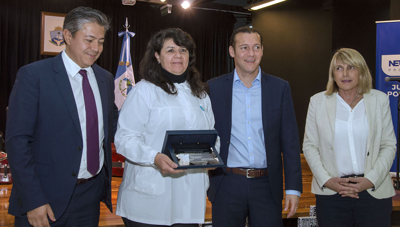 web-cabeza-gobernador-omar-gutierrez-reconocimiento-a-maestros-neuquinos-2365