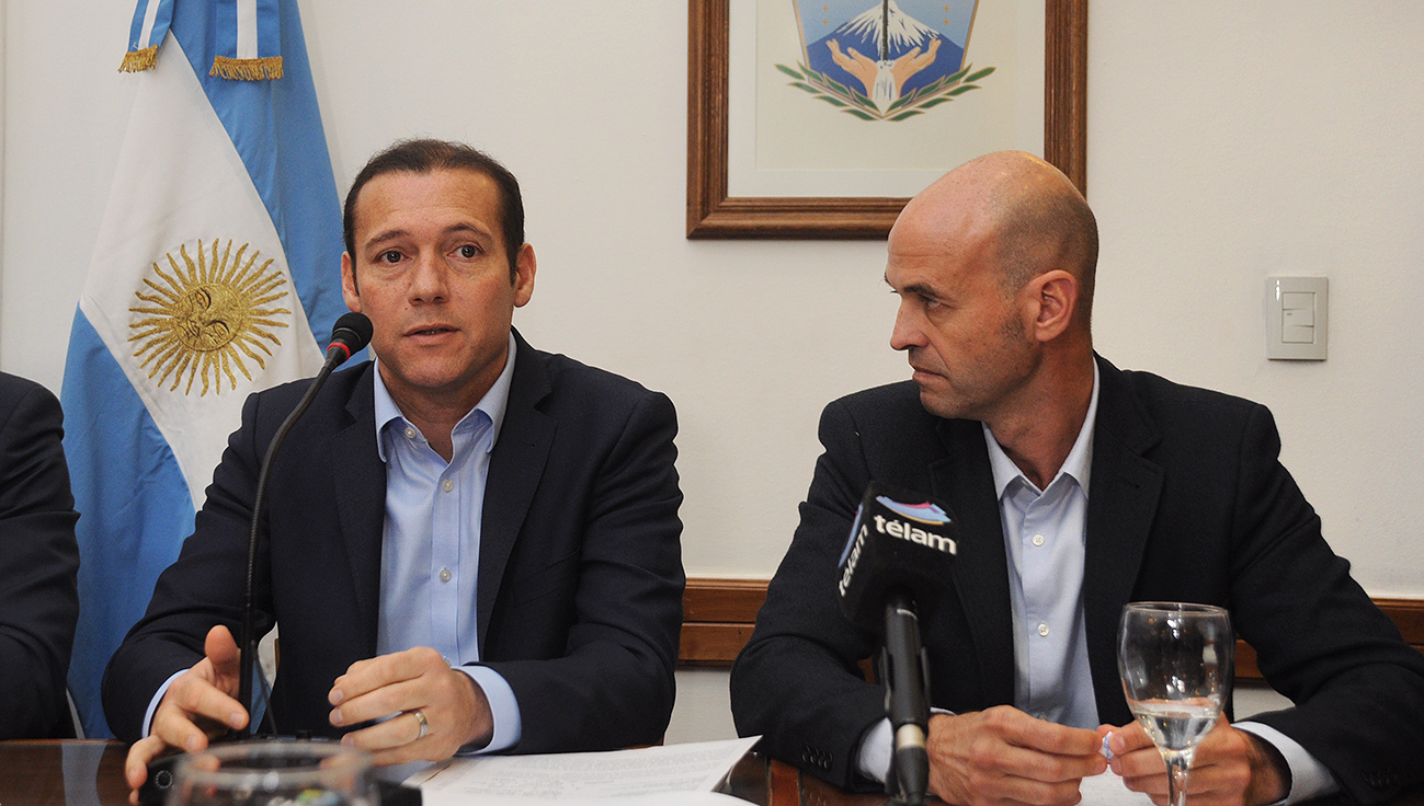 web-gobernador-con-dietrich-firma-de-conveniosegunda_0052
